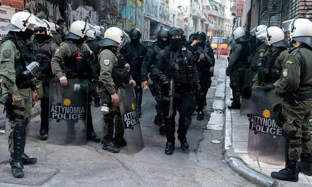 Ολοκληρώθηκε η αστυνομική επιχείρηση σε υπό κατάληψη κτήριο στα Εξάρχεια